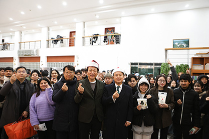 평택대학교 성탄절을 맞아 "해외 유학생 성탄 선물 전달식 개최" - 직원신우회와 직원캘리동아리, 외국인 유학생들에게 성탄의 기쁨을 전하다 - 대표이미지
